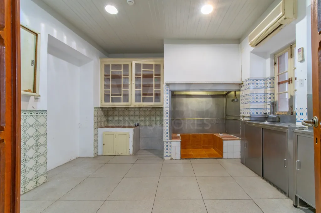 4-Bedroom House with Garage in Marinhais