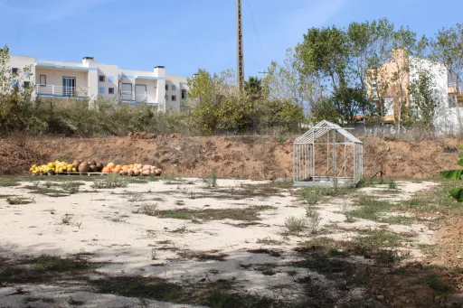 Terreno rustico inserido na sua totalidade na malha urbana.