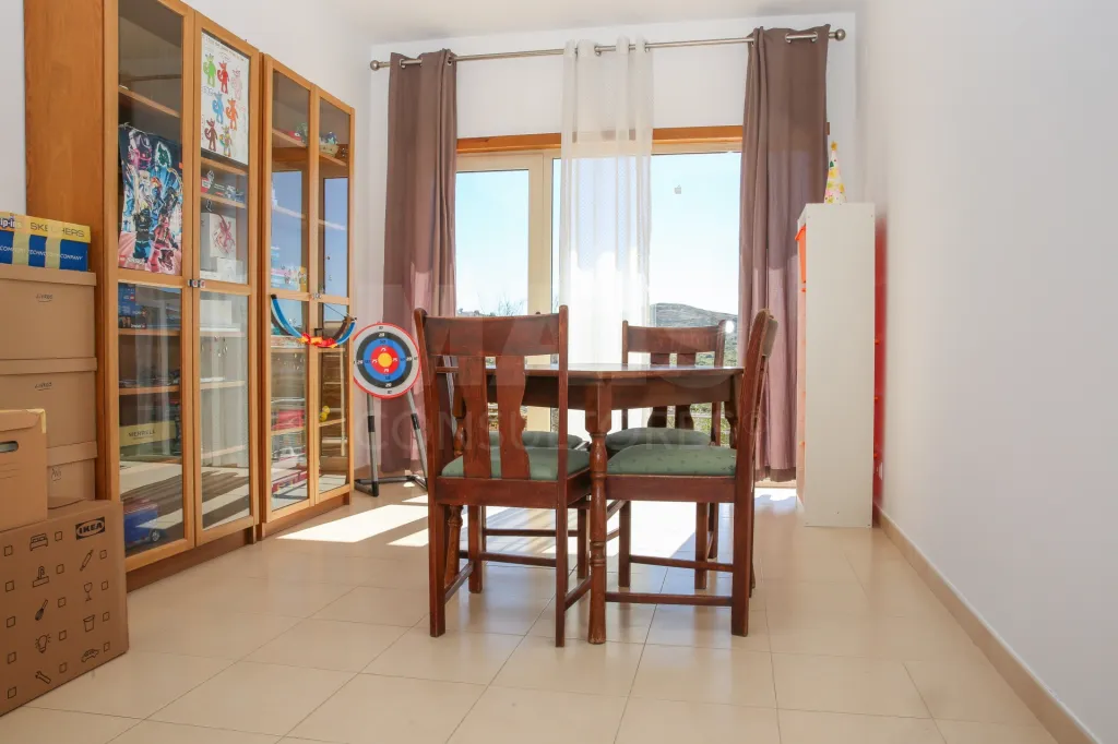 Small farm with 3-bedr. house 10 minutes from Arruda dos Vinhos