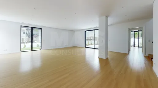 Moradia nova com piscina T4 em Linda a Velha