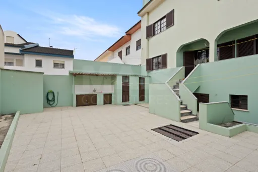 Moradia T4 com cave, garagem e quintal no centro de Peniche
