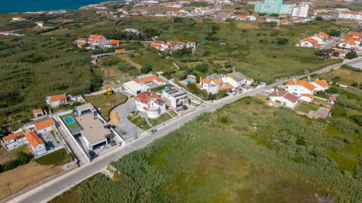 Deslumbrante Moradia T5 com Vista Mar, Piscina Privada e Excelente Exposição Solar