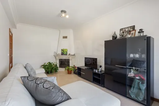 Apartamento T3 de excelência com Garagem e Terraço Privativo