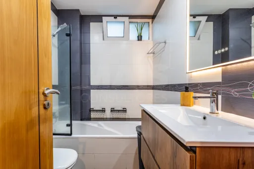 Refurbished T2 in Bairro da Covina with river view