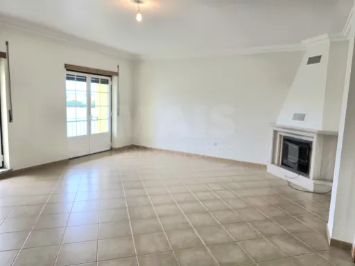 Moradia T4 com Terraço, Jardim e Garagem Fechada – Vale Maceira, Alfeizerão