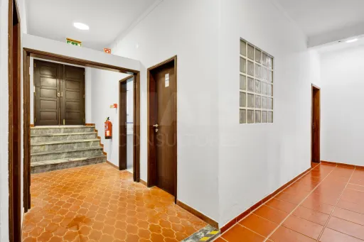 Prédio com projeto aprovado para 8 apartamentos em Peniche