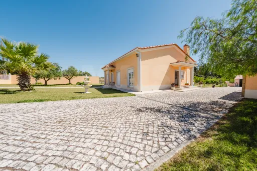 Moradia T3 Térrea com jardim e árvores de fruto