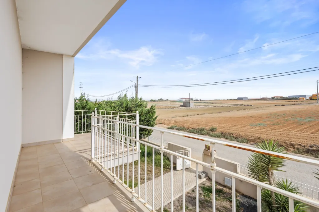 Moradia T5 com piscina e garagem em terreno de 2.000m2 na Bufarda