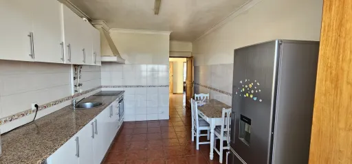 Apartamento T3 no Centro de Alpiarça | Áreas Generosas, Varandas e Excelente Localização
