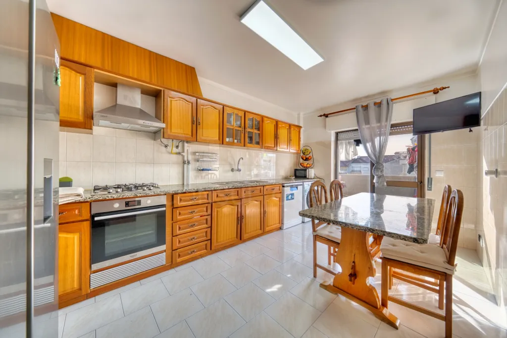 3 Bedrooms with 3 Balconies and Storage Room in Entroncamento | Premium Location