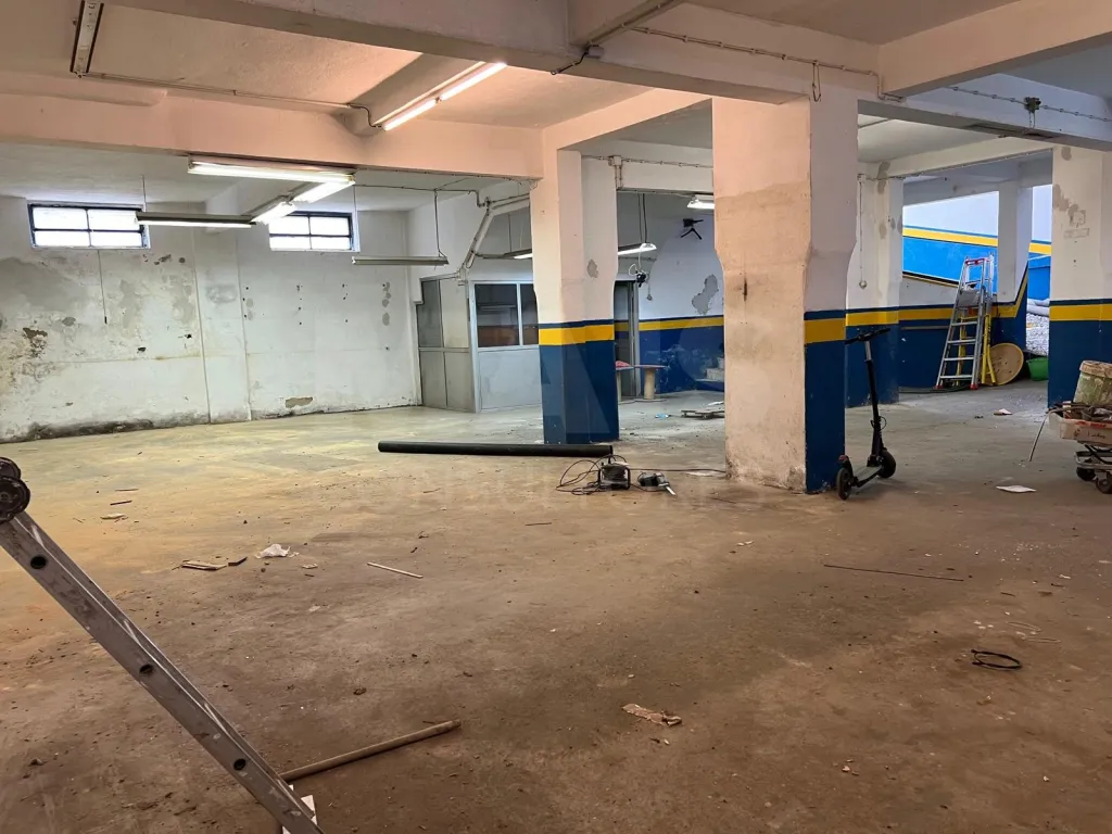 Armazem  em Caparica