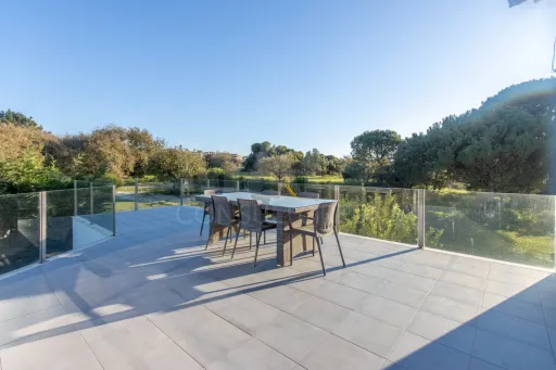 Propriedade com 3 apartamentos e piscina em Óbidos