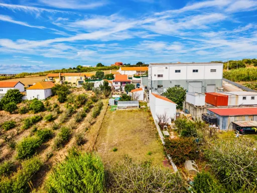 Moradia T2 com anexo T1, piscina e terreno de 1.000 m², em Torres Vedras