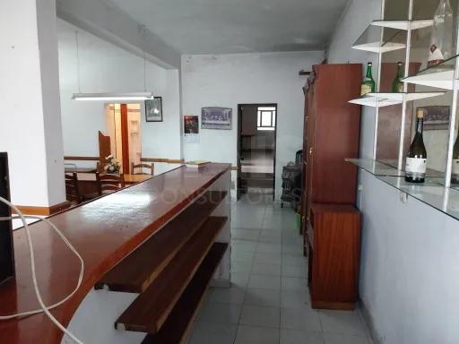 Moradia Bi Familiar para remodelar em Propriedade Horizontal