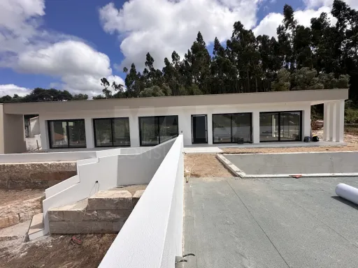 Modern 3-Bedroom Single-Storey House with Pool and Garden in Ribeira dos Amiais