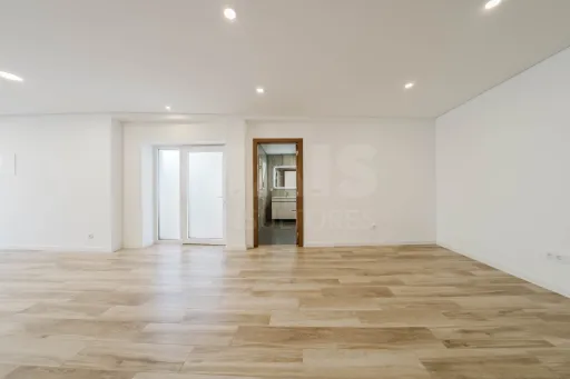 Moradia Remodelada T3 com terraço e pátio no Pó