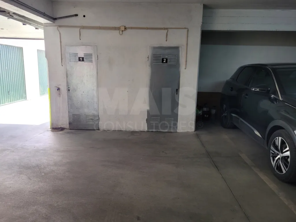 Lugar de Estacionamento coberto e Arrecadação