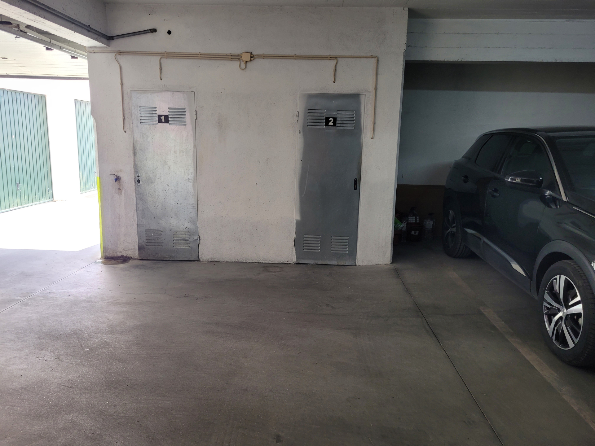 Lugar de Estacionamento coberto e Arrecadação