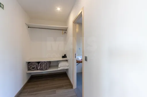 Propriedade com 3 apartamentos e piscina em Óbidos
