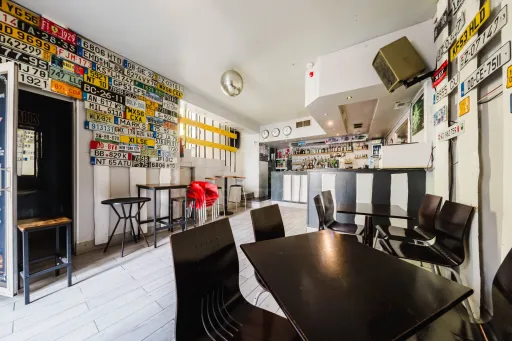 Imóvel Comercial no Centro de Peniche com Possibilidade de Conversão em Habitação