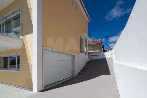Moradia Geminada T4 + 1 com Piscina Famões