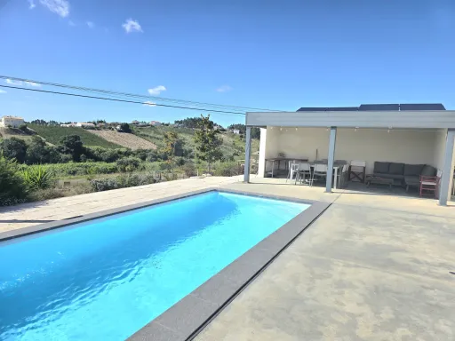 Moradia T4 térrea contemporânea com anexo T2 independente | Lote com 10.400 m² | Alvorninha