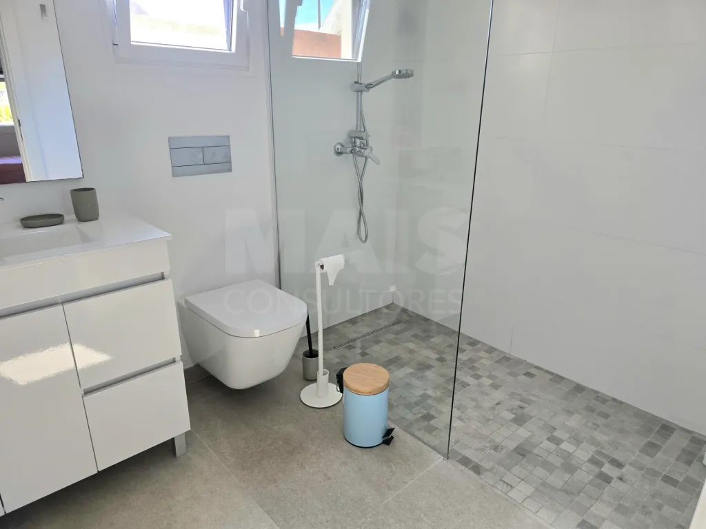 Moradia T4 térrea contemporânea com anexo T2 independente | Lote com 10.400 m² | Alvorninha