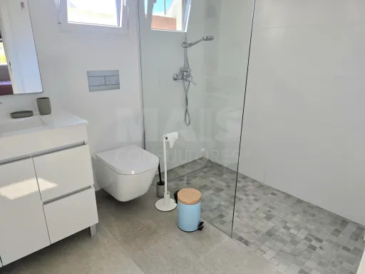 Moradia T4 térrea contemporânea com anexo T2 independente | Lote com 10.400 m² | Alvorninha