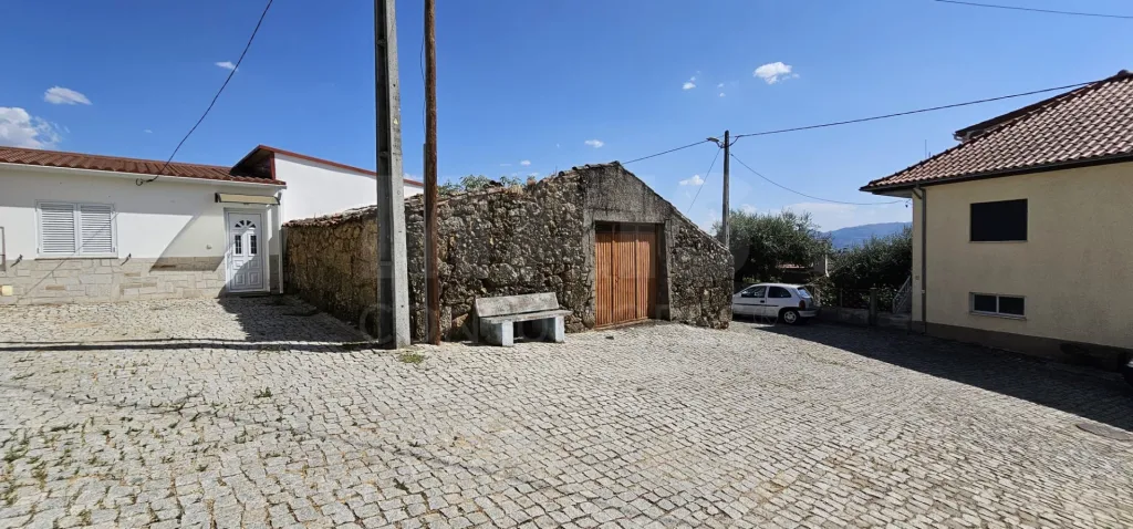 Ruina Propriedade Urbana com Afectação de Arrumos em Peroviseu