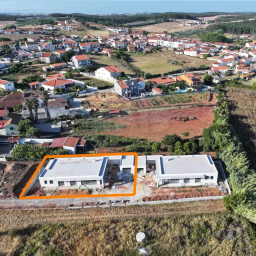 Moradia Contemporânea T4 com Suite Master, Piscina de Água Salgada, Garagem e Acabamentos Premium !