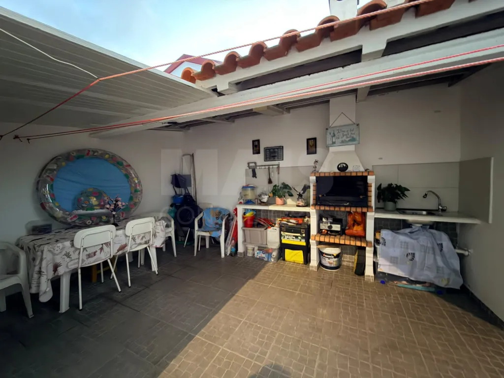 Apartamento T2 com Garagem e Logradouro em Atouguia da Baleia