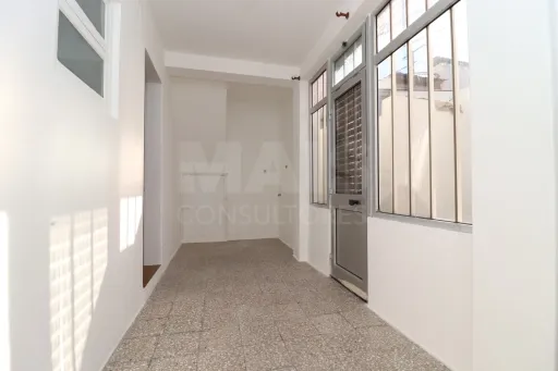 2-Bedroom Ground-Floor Apartment with Patio in Porto Alto