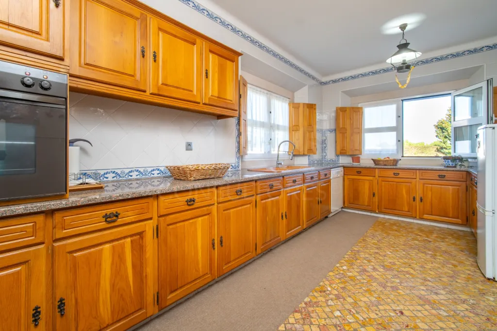 4-Bedroom House with Pool, 3 Garages, and 3,179 m² of Land in Almeirim