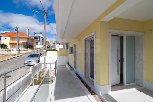 Semi-detached House 4 Bedrooms + 1 in Famões