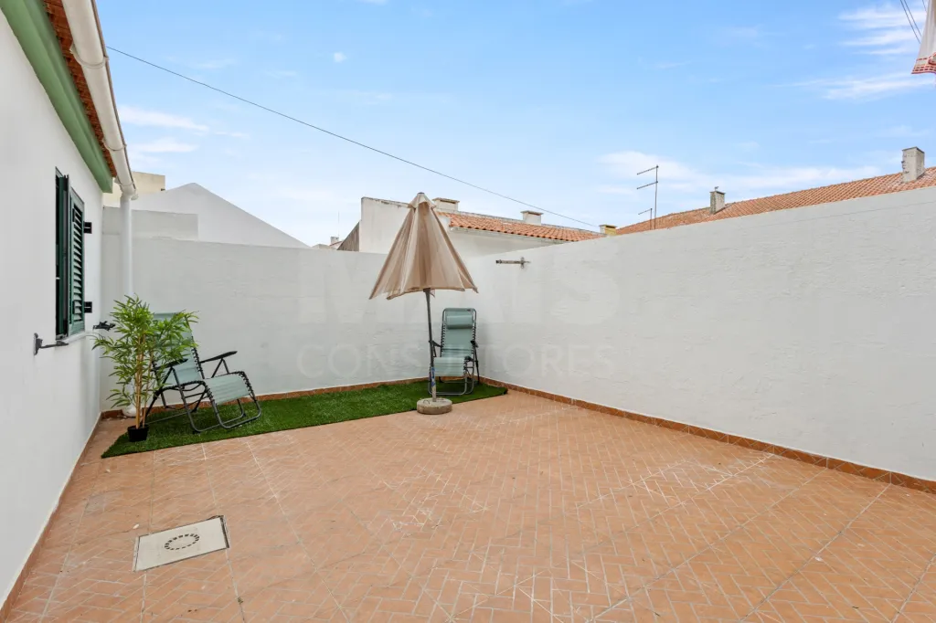 Apartamento T3 com quintal em Peniche