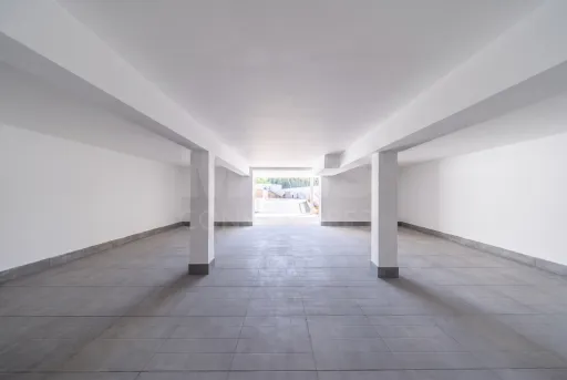 Moradia T2+1 totalmente remodelada com garagem e sótão em Alfeizerão
