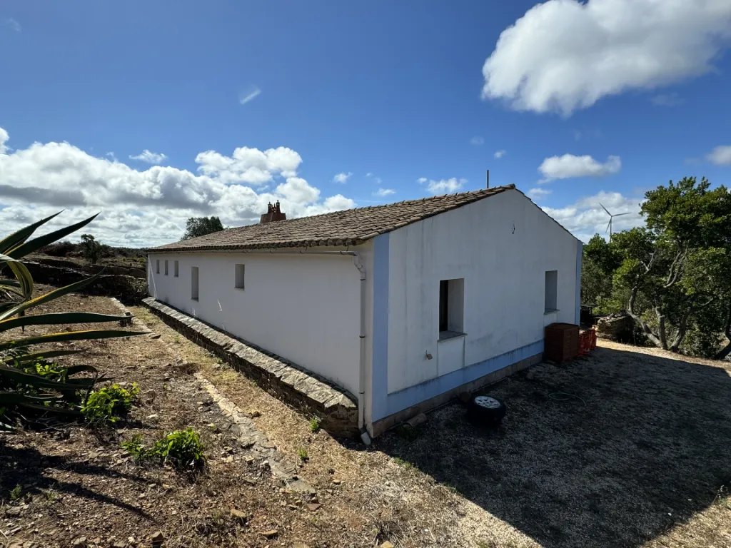 Moradia T3 no campo, perto de Lagos com 15 ha - Negociável