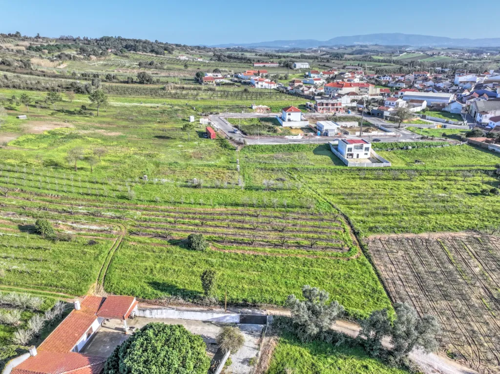 Terreno c/ Projecto Aprovado p/ Moradia T3 c/ 3 Suites, Parqueamento, Jardim e Piscina!