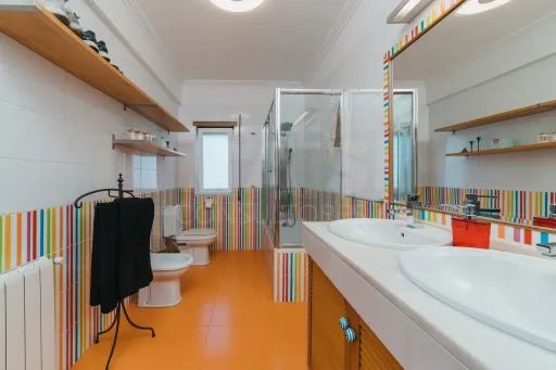 Moradia T4 com piscina coberta e garagem para duas viaturas em Samora Correia.