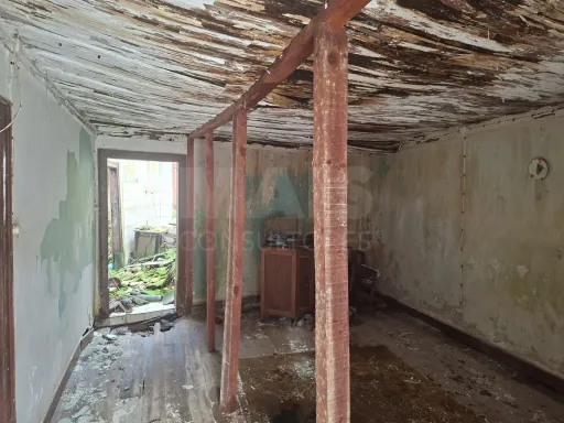 Moradia para recuperar inserida num terreno com 416m2
