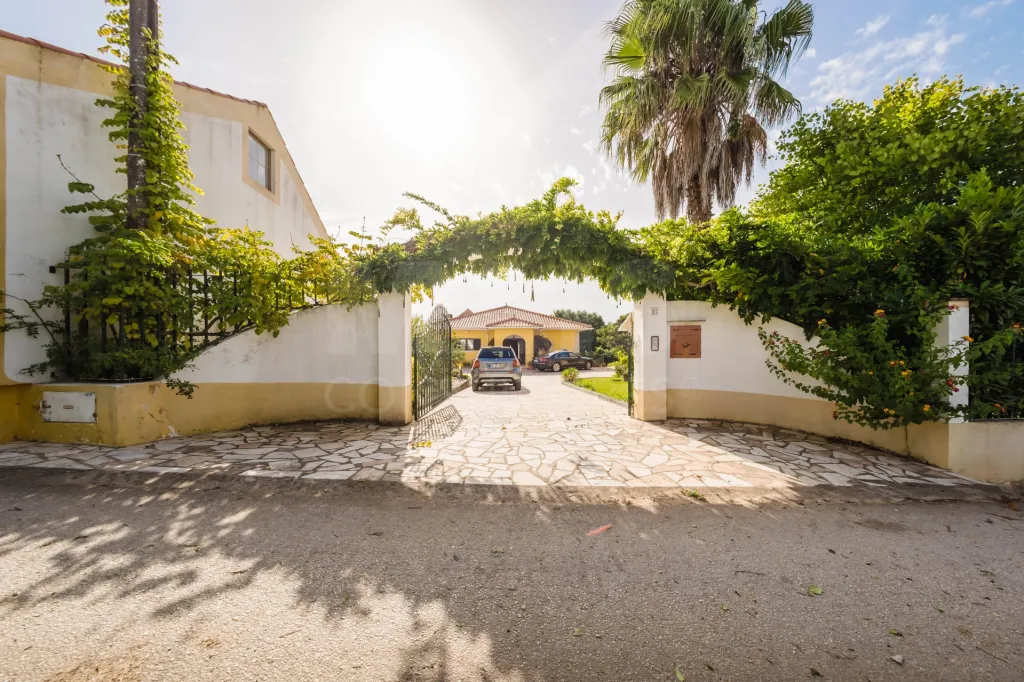 Propriedade única, a apenas 2 km de Alcobaça, com mais de 30.000 m² de terreno