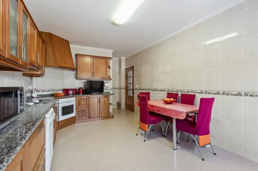 Luxury 3-bedroom apartment with garage and private terrace