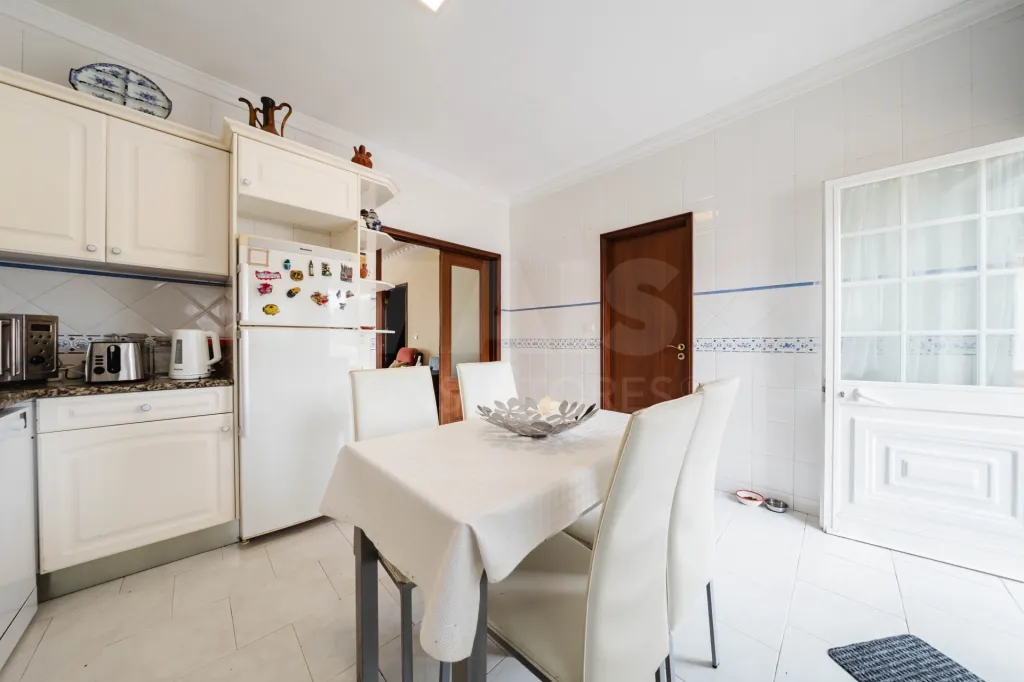 Moradia T5 com 2 Anexos em Terreno com mais de 1.400 m²
