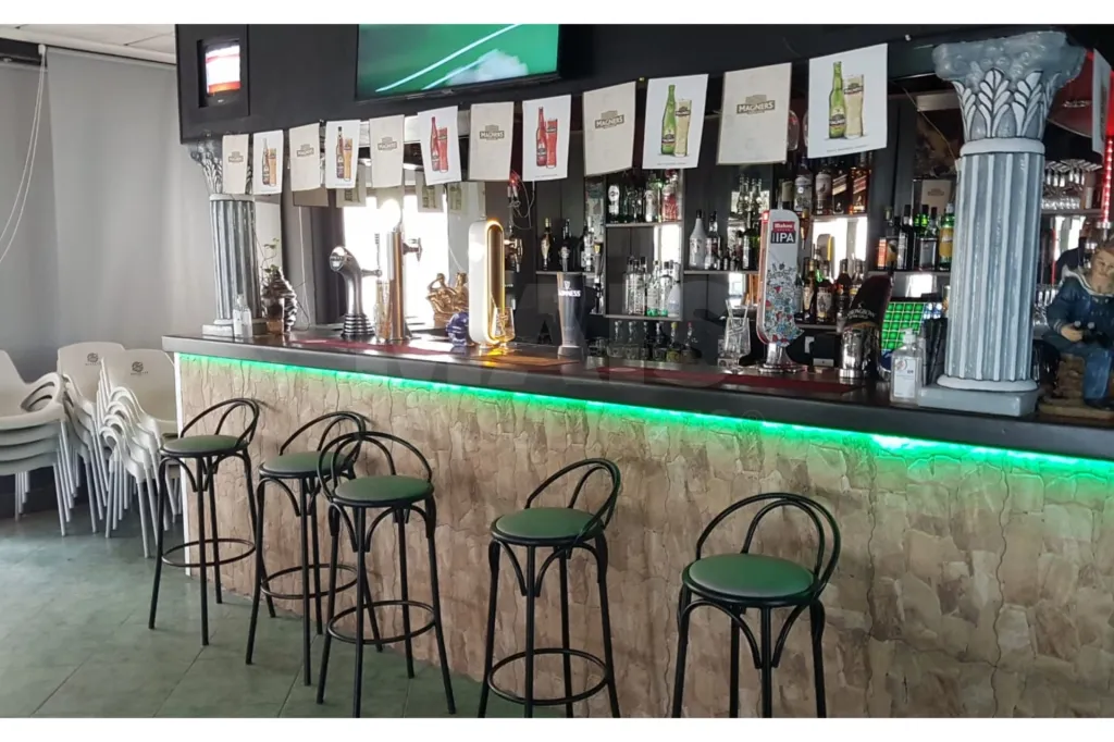 Snack bar com salão de jogos na Oura