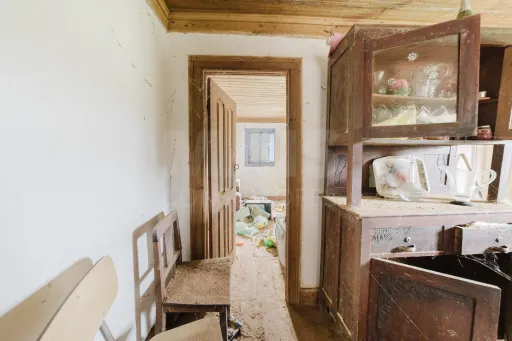 2 Moradias p/a recuperar em terreno plano c/ 4.603m2