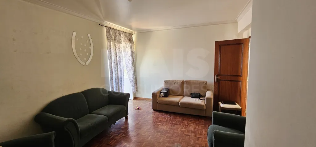 Apartamento T3 no Centro de Alpiarça | Áreas Generosas, Varandas e Excelente Localização