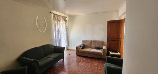 Apartamento T3 no Centro de Alpiarça | Áreas Generosas, Varandas e Excelente Localização