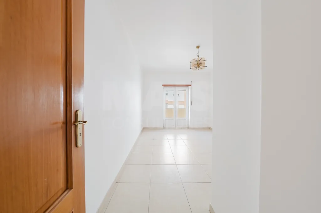 Apartamento T3 com garagem e varanda.