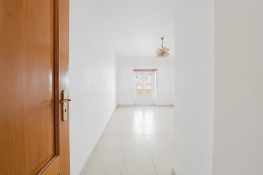 Apartamento T3 com garagem e varanda.
