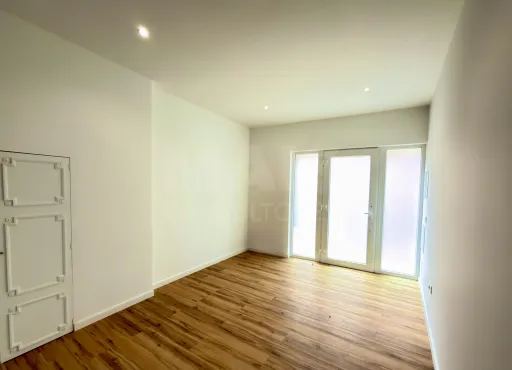Moradia no coração de Peniche, totalmente renovada e com excelente potencial de investimento